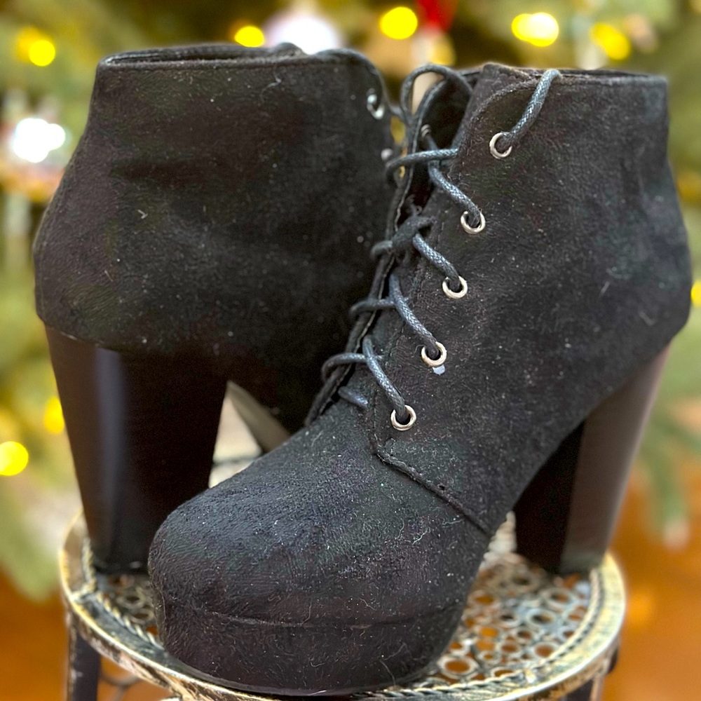 Size 6 tie up platform black boots